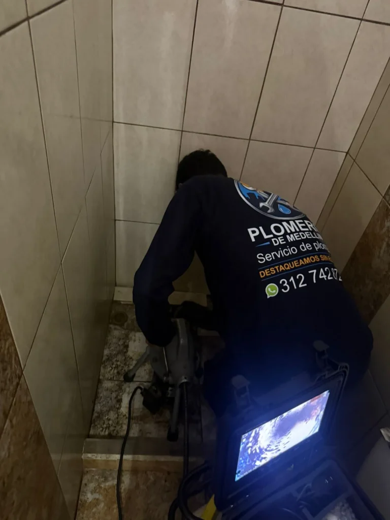 Técnico realizando destaqueo de tuberías en Medellín con maquinaria profesional