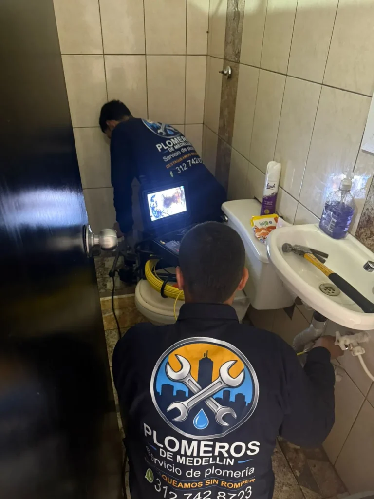Plomeros en Medellín realizando reparación de tuberías y detección de fugas de agua