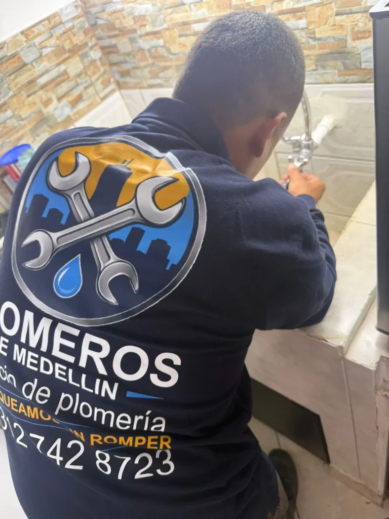 Plomero en Medellín solucionando obstrucciones y filtraciones de agua